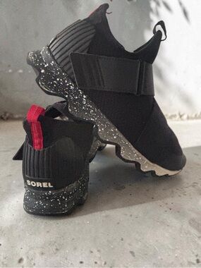 Sorel Kinetic Lite Strap Sneakers Black Speckled Sole Women’s 9.5